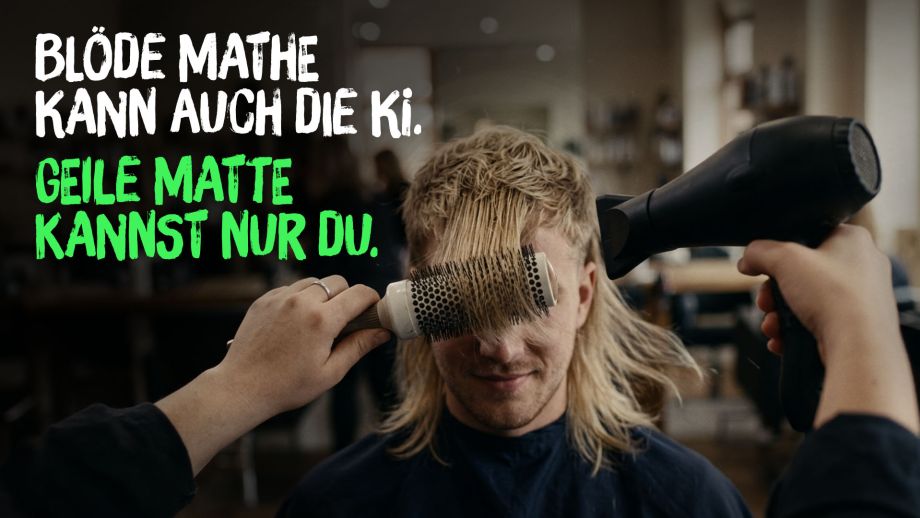Kampagnenmotiv: Einem jungen Mann wird im Salon die Frisur geföhnt, eine Rundbürste verdeckt seine Augen. Text: Blöde Mathe kann auch die KI. Geile Matte kannst nur du.